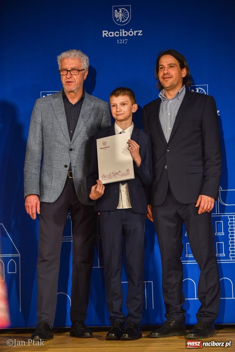 Zdjęcie w galerii na portalu naszraciborz.pl: Raciborska gala prymusów. Wręczenie stypendiów dla najlepszych uczniów wiadomości z regionu