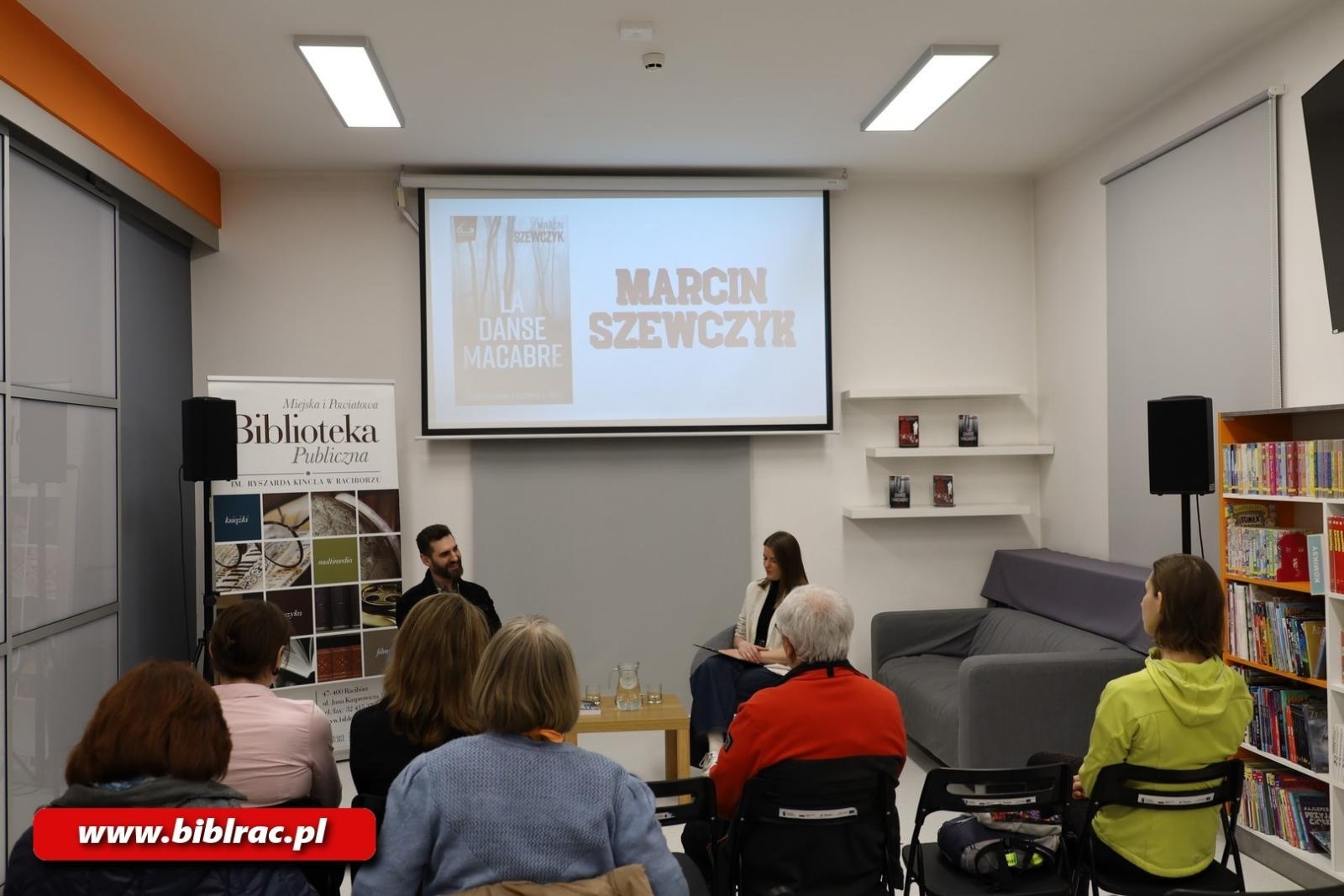 Zdjęcie w galerii na portalu naszraciborz.pl: Kryminał po śląsku - Marcin Szewczyk gościem raciborskiej biblioteki wiadomości z regionu