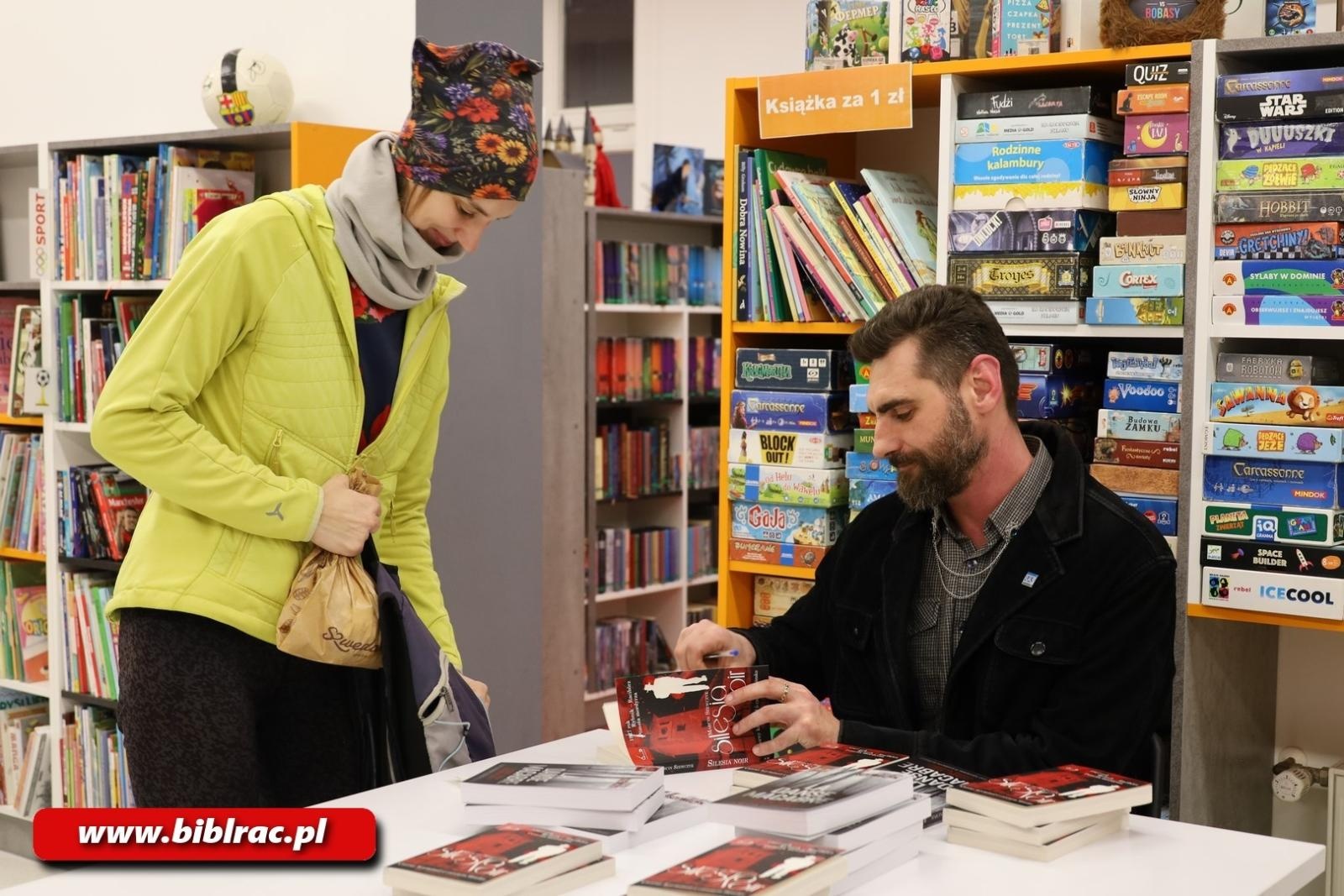 Zdjęcie w galerii na portalu naszraciborz.pl: Kryminał po śląsku - Marcin Szewczyk gościem raciborskiej biblioteki wiadomości z regionu