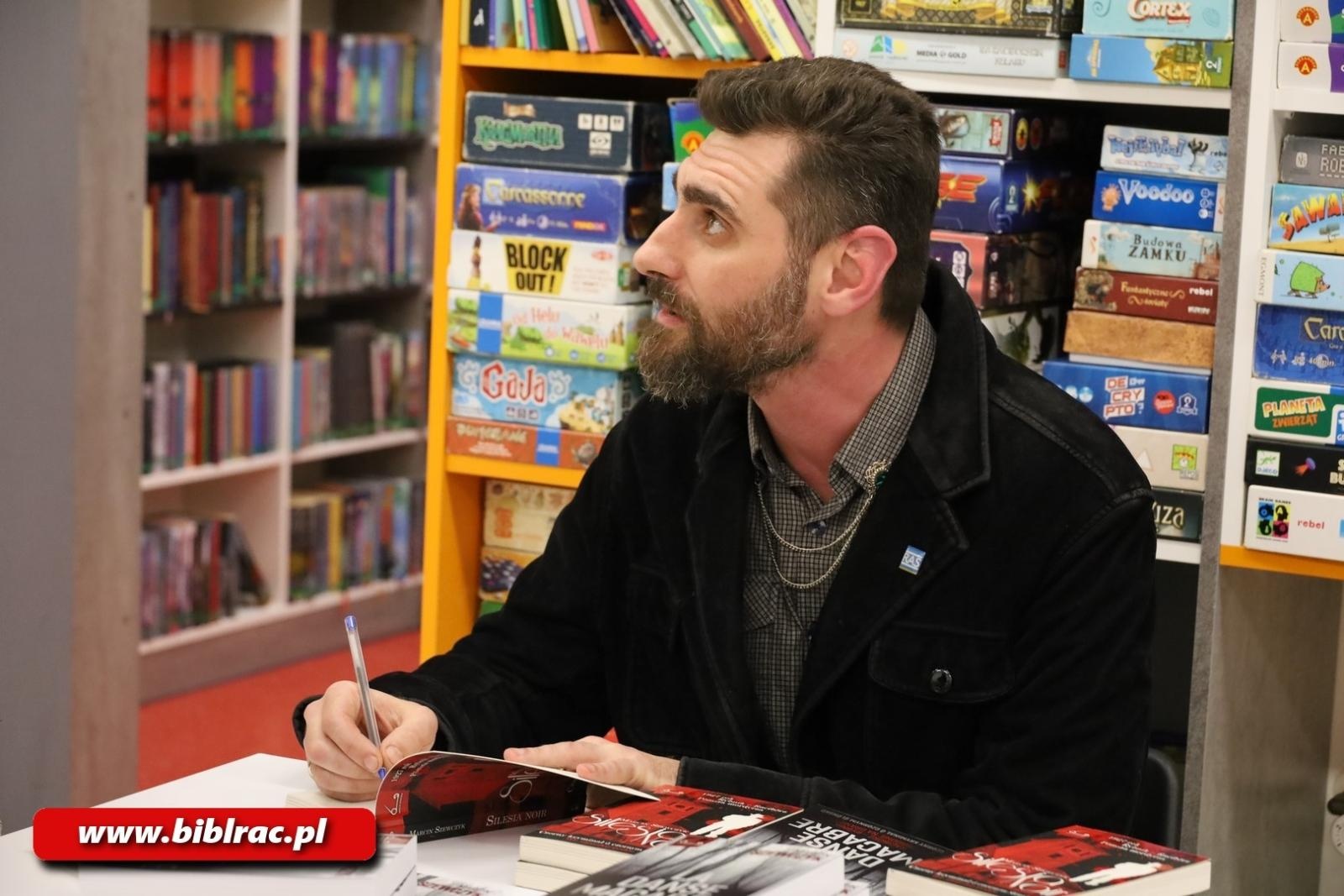 Zdjęcie w galerii na portalu naszraciborz.pl: Kryminał po śląsku - Marcin Szewczyk gościem raciborskiej biblioteki wiadomości z regionu