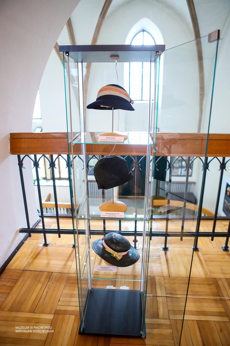 Zdjęcie w galerii na portalu naszraciborz.pl: Parada kapeluszy o historycznej duszy w Muzeum w Raciborzu wiadomości z regionu