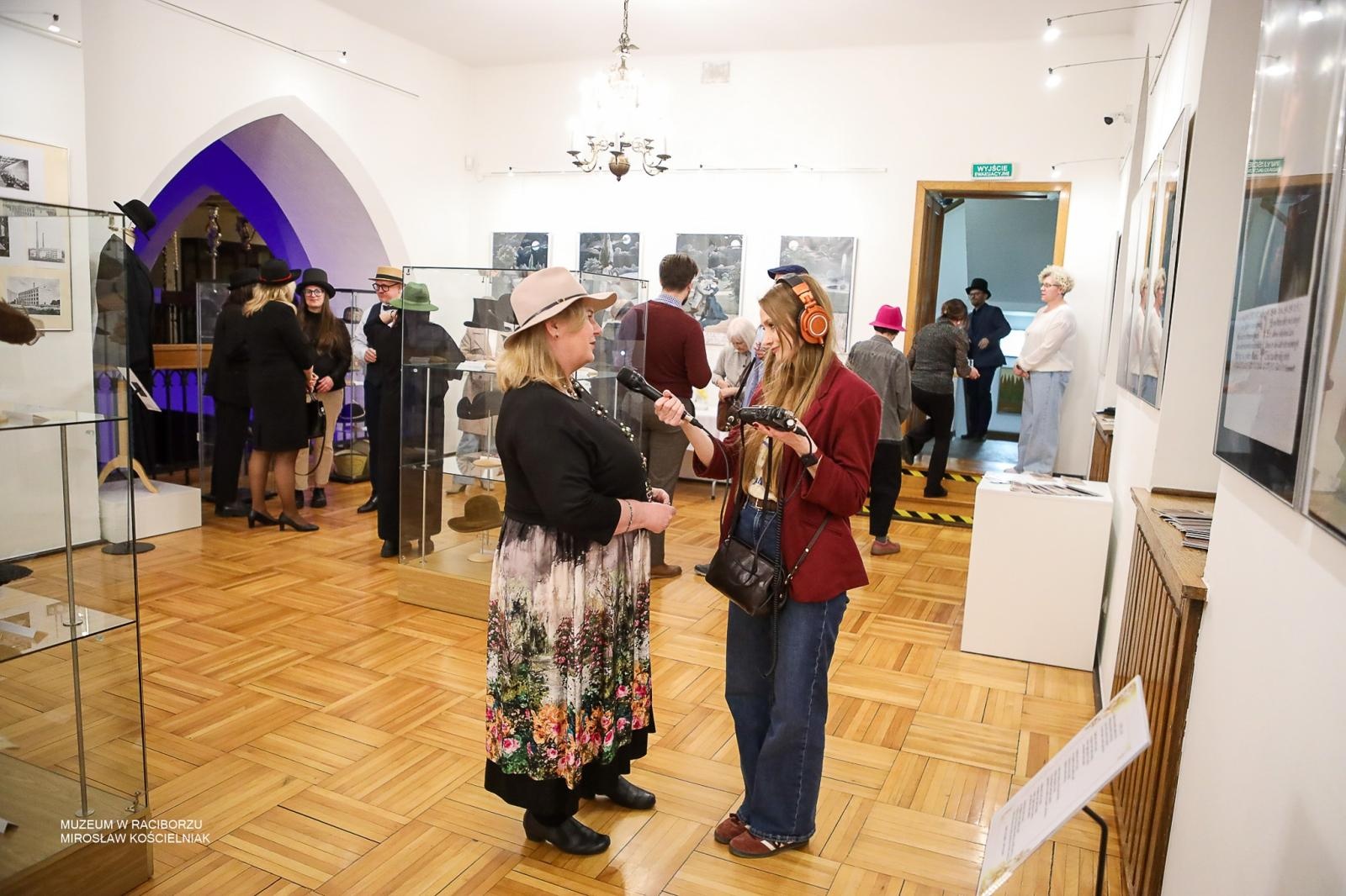 Zdjęcie w galerii na portalu naszraciborz.pl: Parada kapeluszy o historycznej duszy w Muzeum w Raciborzu wiadomości z regionu