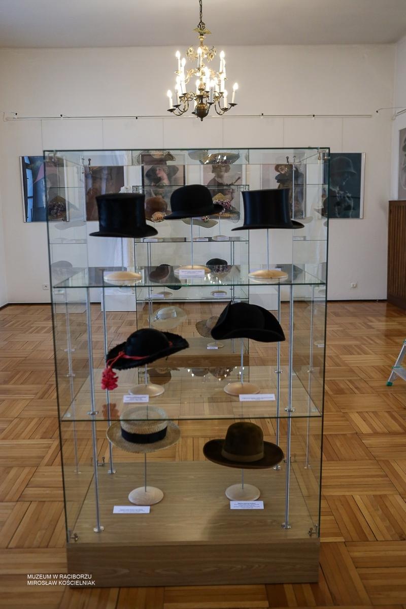 Zdjęcie w galerii na portalu naszraciborz.pl: Parada kapeluszy o historycznej duszy w Muzeum w Raciborzu wiadomości z regionu