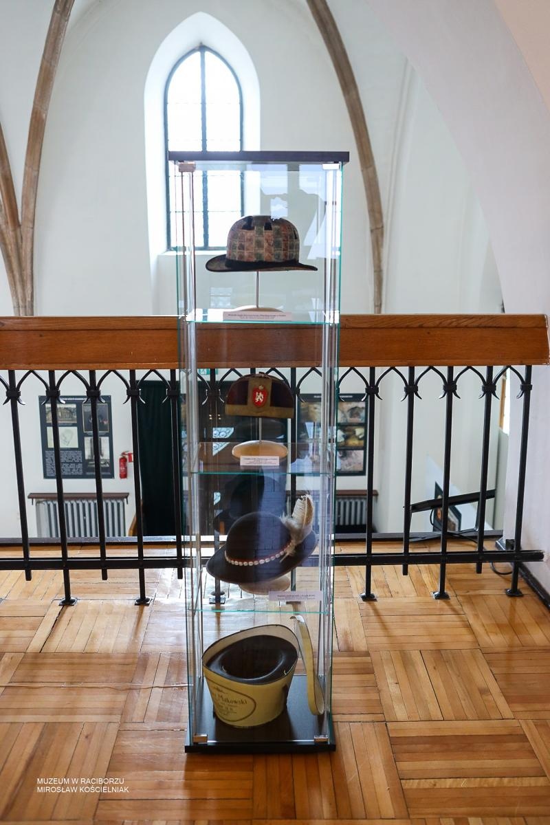 Zdjęcie w galerii na portalu naszraciborz.pl: Parada kapeluszy o historycznej duszy w Muzeum w Raciborzu wiadomości z regionu