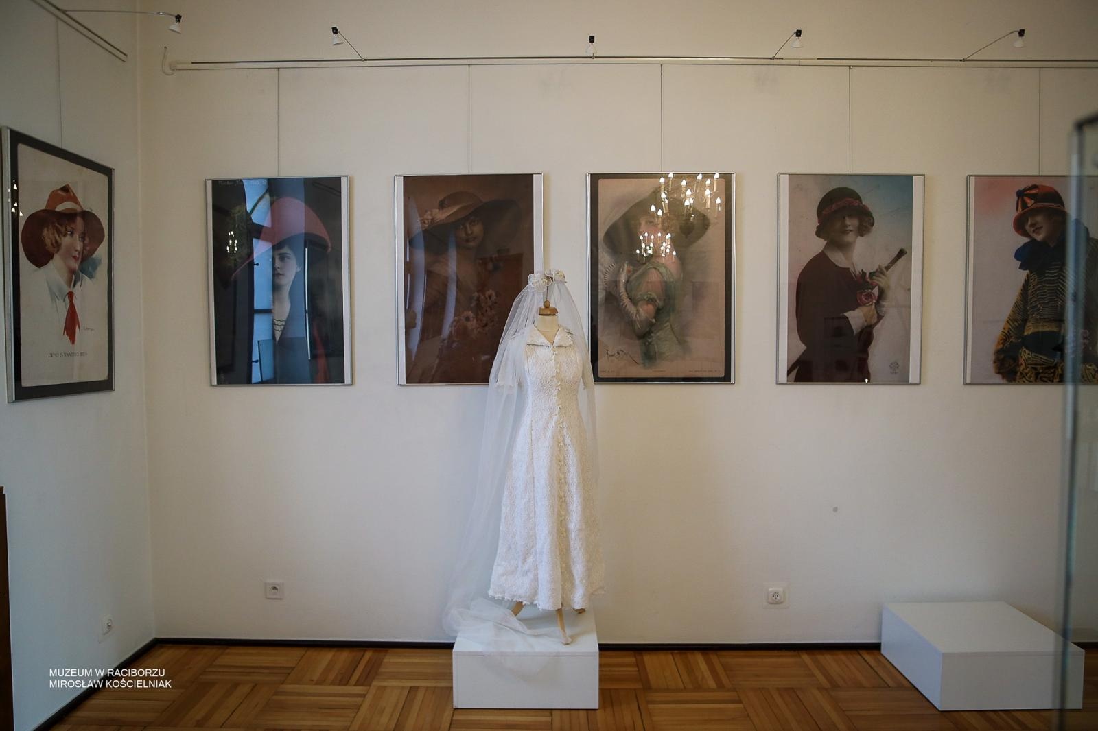 Zdjęcie w galerii na portalu naszraciborz.pl: Parada kapeluszy o historycznej duszy w Muzeum w Raciborzu wiadomości z regionu