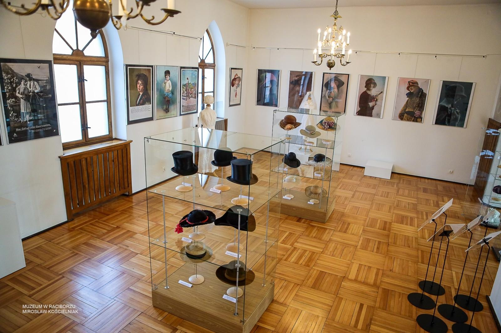 Zdjęcie w galerii na portalu naszraciborz.pl: Parada kapeluszy o historycznej duszy w Muzeum w Raciborzu wiadomości z regionu