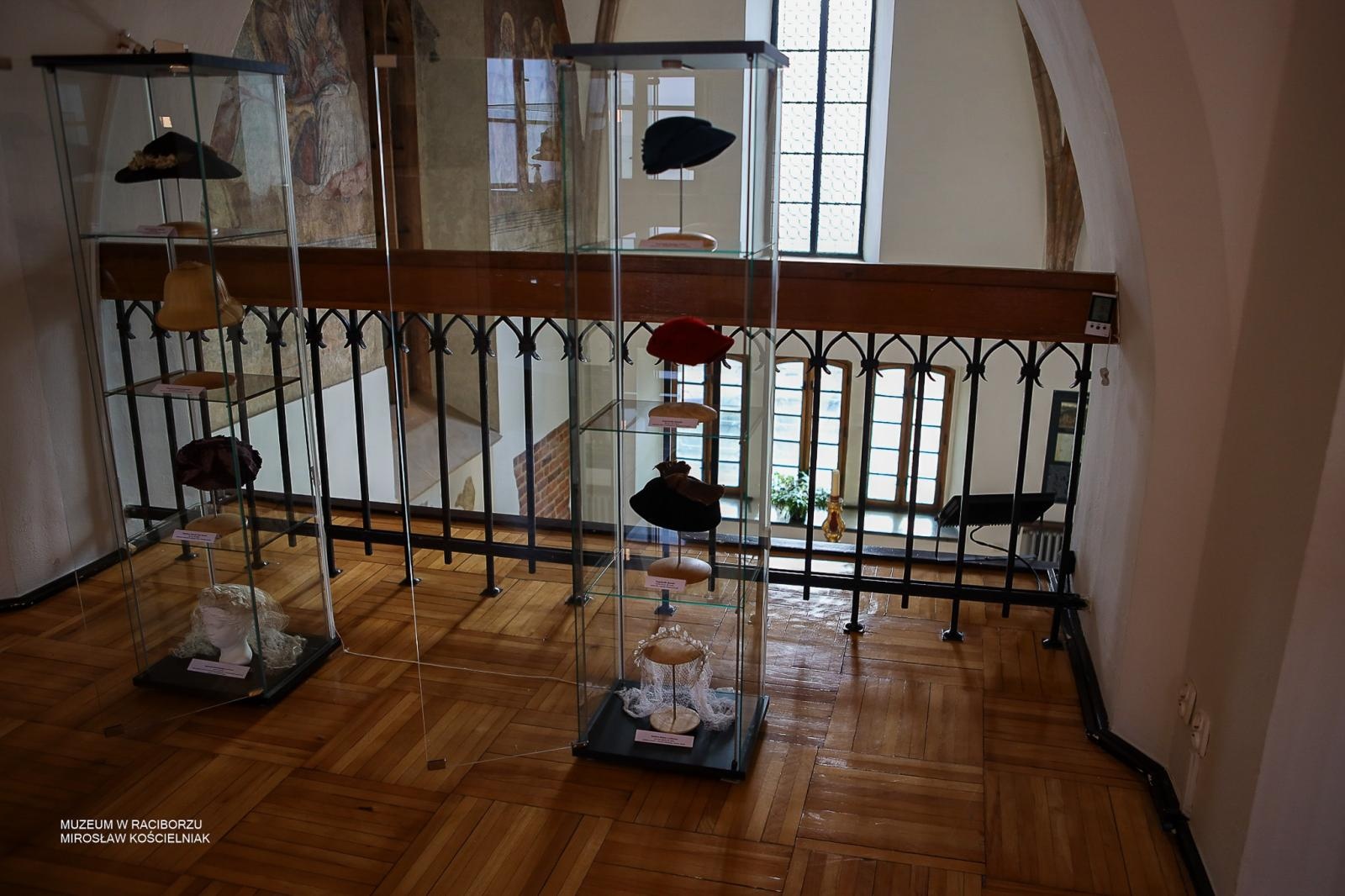 Zdjęcie w galerii na portalu naszraciborz.pl: Parada kapeluszy o historycznej duszy w Muzeum w Raciborzu wiadomości z regionu