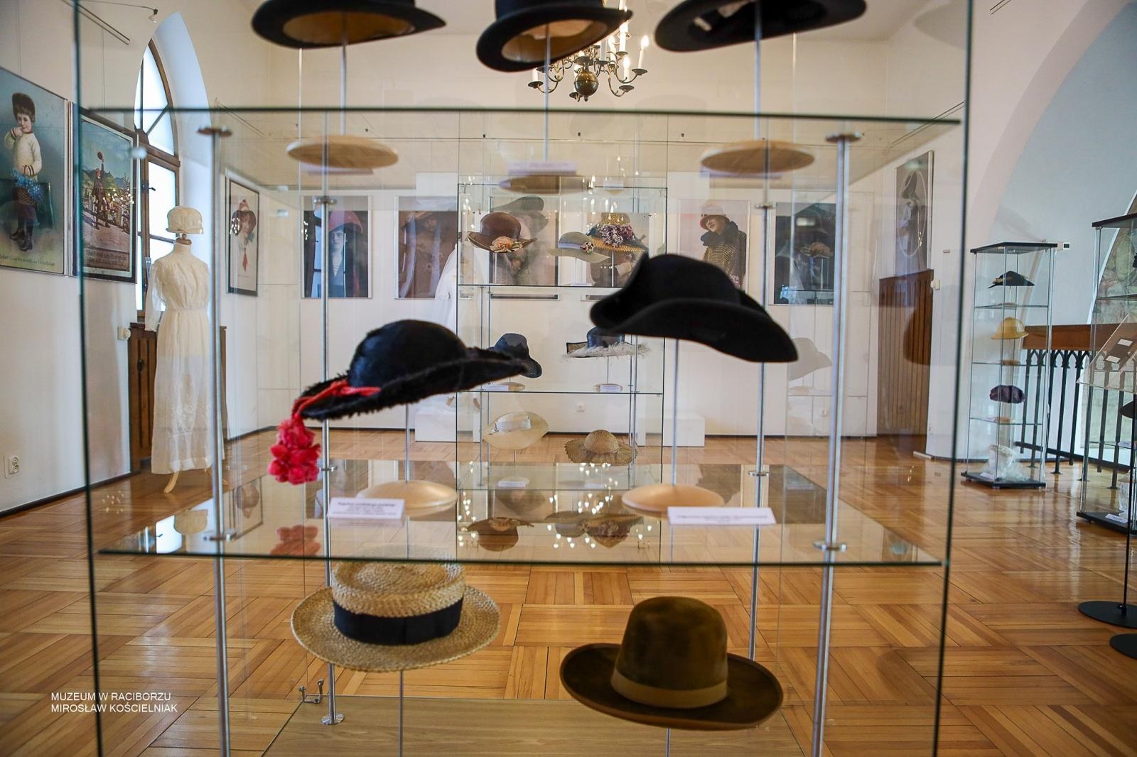Zdjęcie w galerii na portalu naszraciborz.pl: Parada kapeluszy o historycznej duszy w Muzeum w Raciborzu wiadomości z regionu