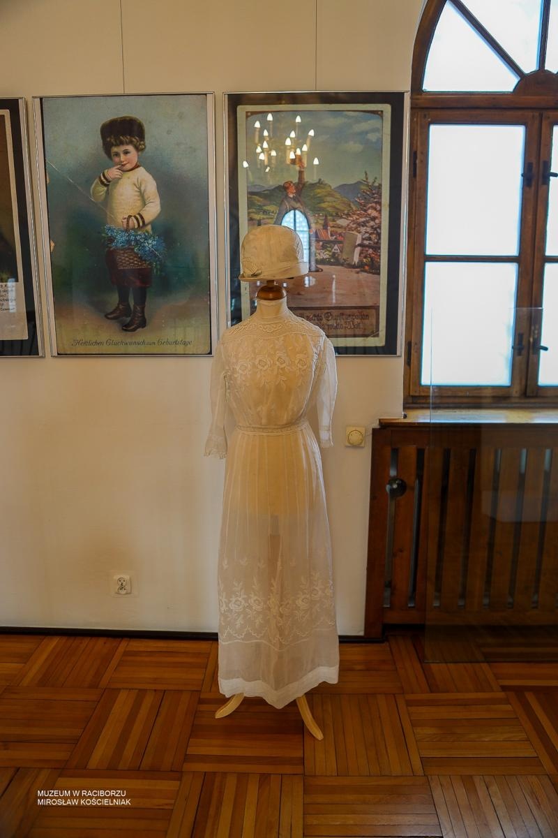 Zdjęcie w galerii na portalu naszraciborz.pl: Parada kapeluszy o historycznej duszy w Muzeum w Raciborzu wiadomości z regionu