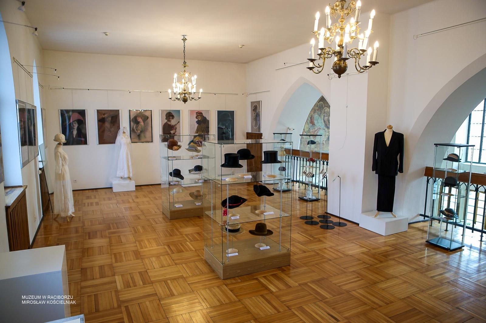 Zdjęcie w galerii na portalu naszraciborz.pl: Parada kapeluszy o historycznej duszy w Muzeum w Raciborzu wiadomości z regionu