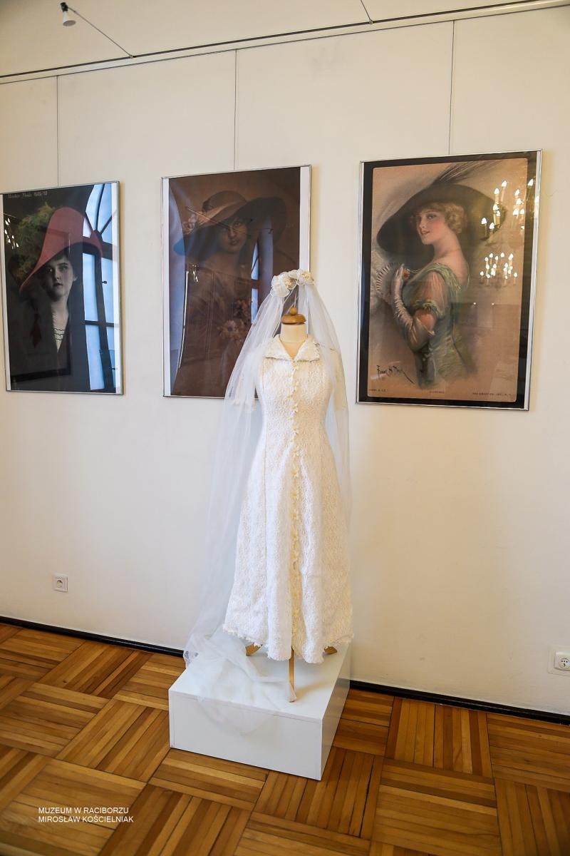 Zdjęcie w galerii na portalu naszraciborz.pl: Parada kapeluszy o historycznej duszy w Muzeum w Raciborzu wiadomości z regionu