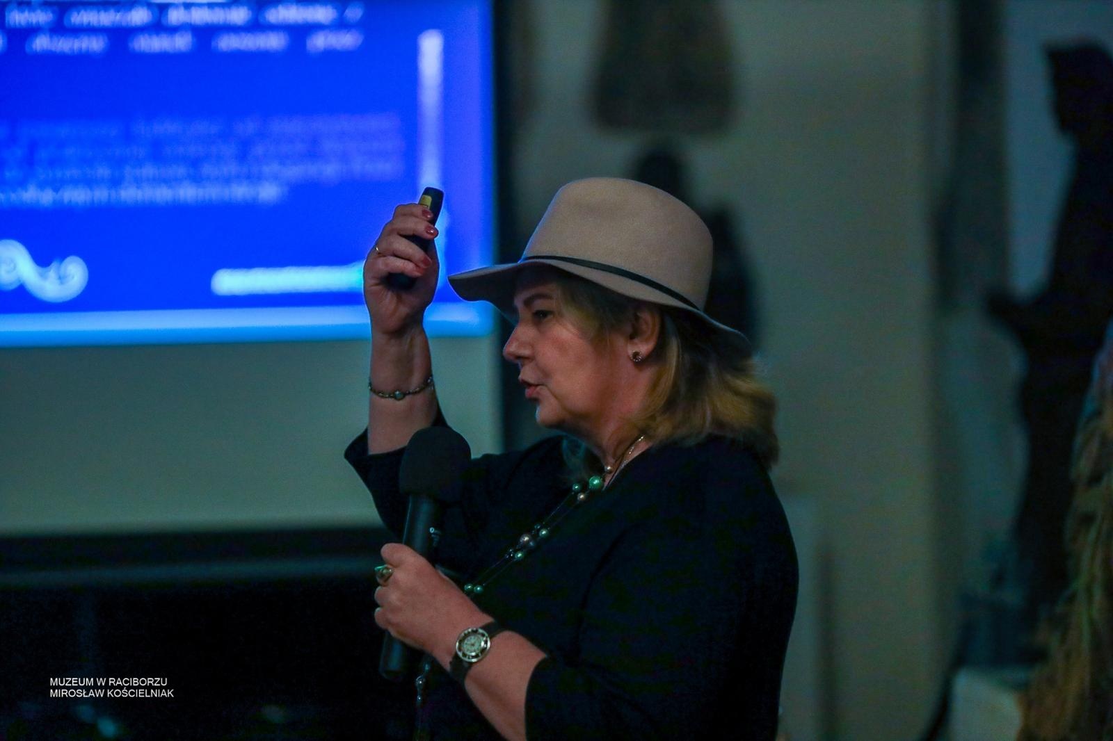 Zdjęcie w galerii na portalu naszraciborz.pl: Parada kapeluszy o historycznej duszy w Muzeum w Raciborzu wiadomości z regionu