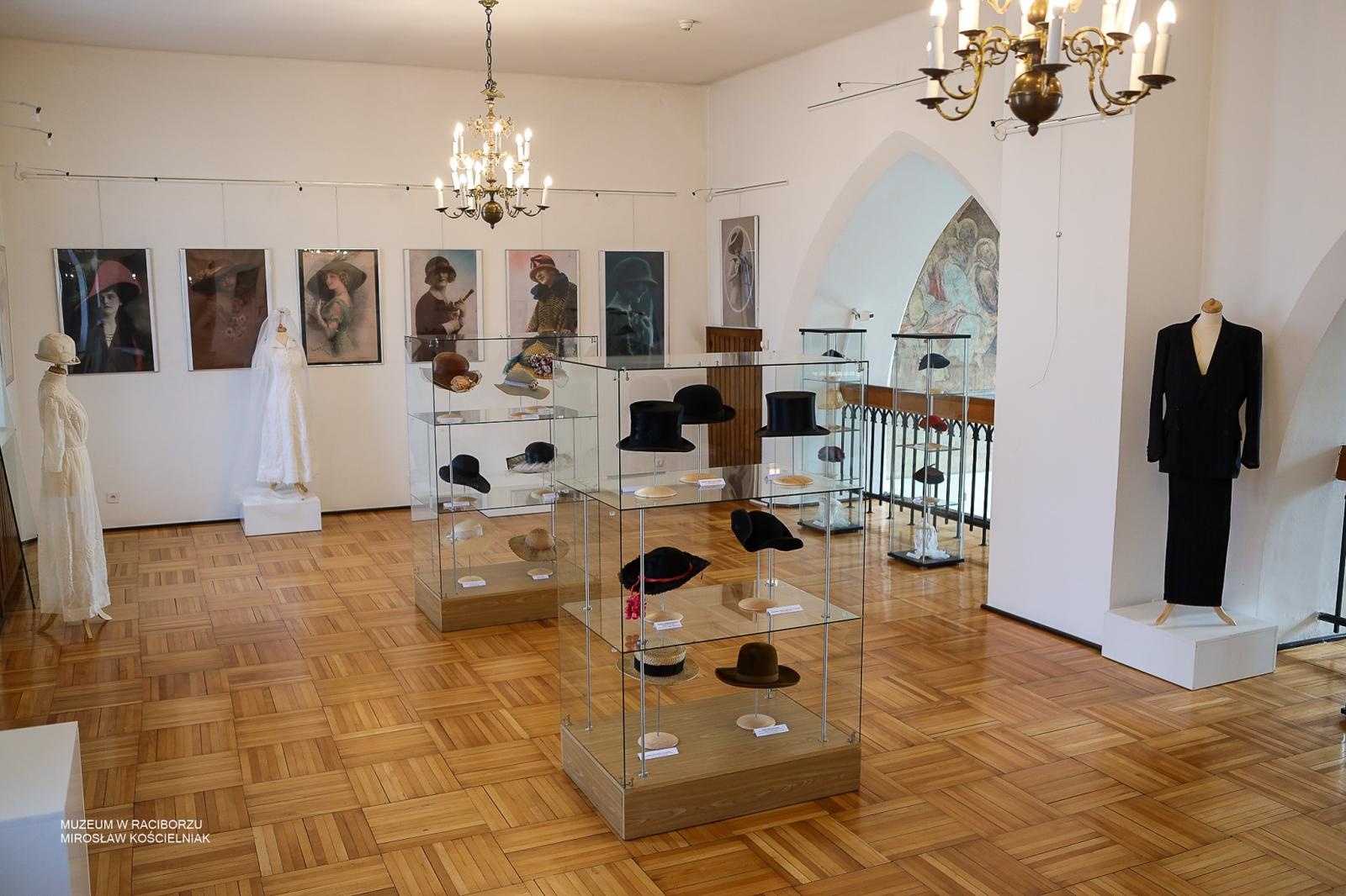 Zdjęcie w galerii na portalu naszraciborz.pl: Parada kapeluszy o historycznej duszy w Muzeum w Raciborzu wiadomości z regionu