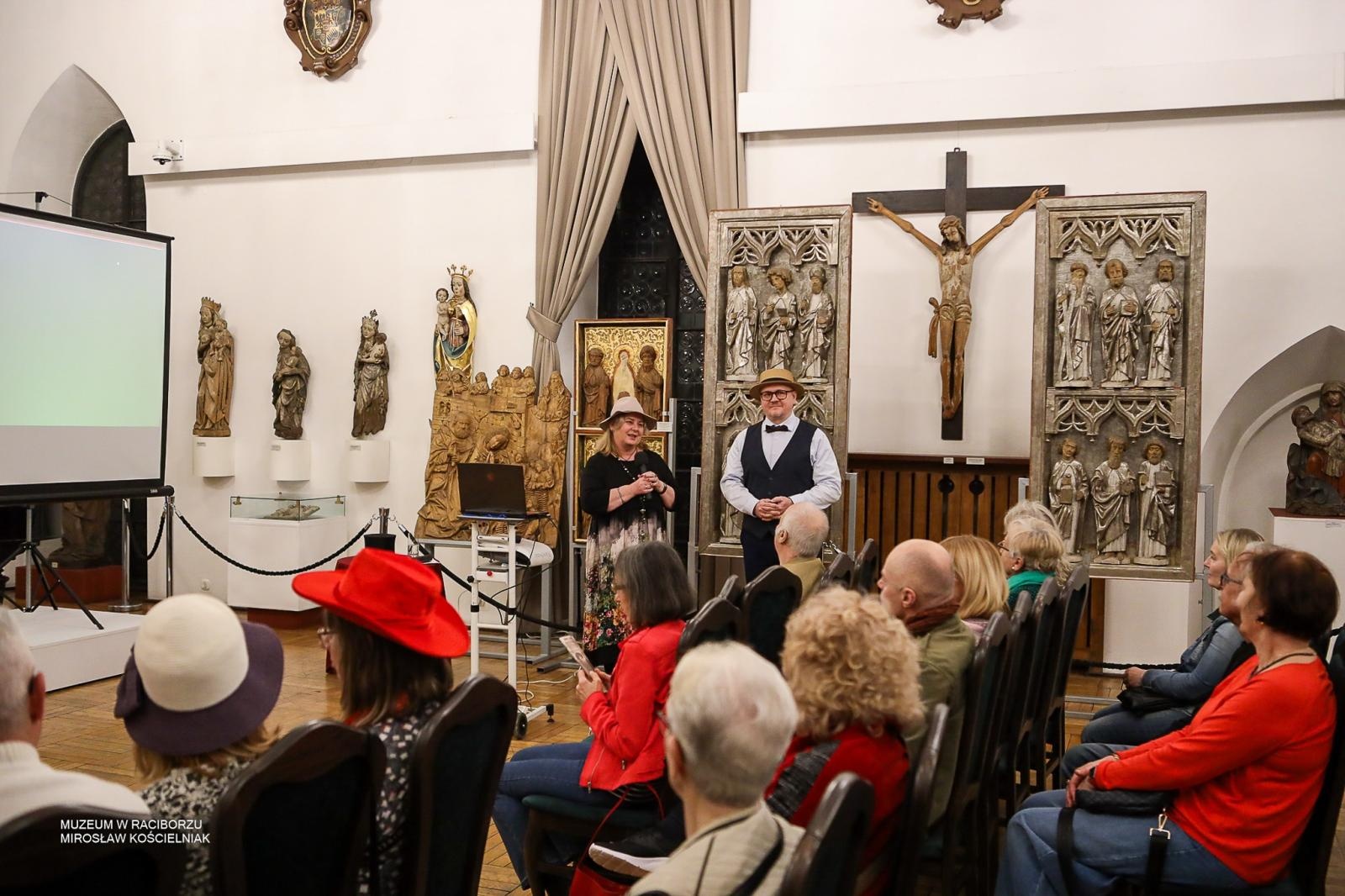 Zdjęcie w galerii na portalu naszraciborz.pl: Parada kapeluszy o historycznej duszy w Muzeum w Raciborzu wiadomości z regionu