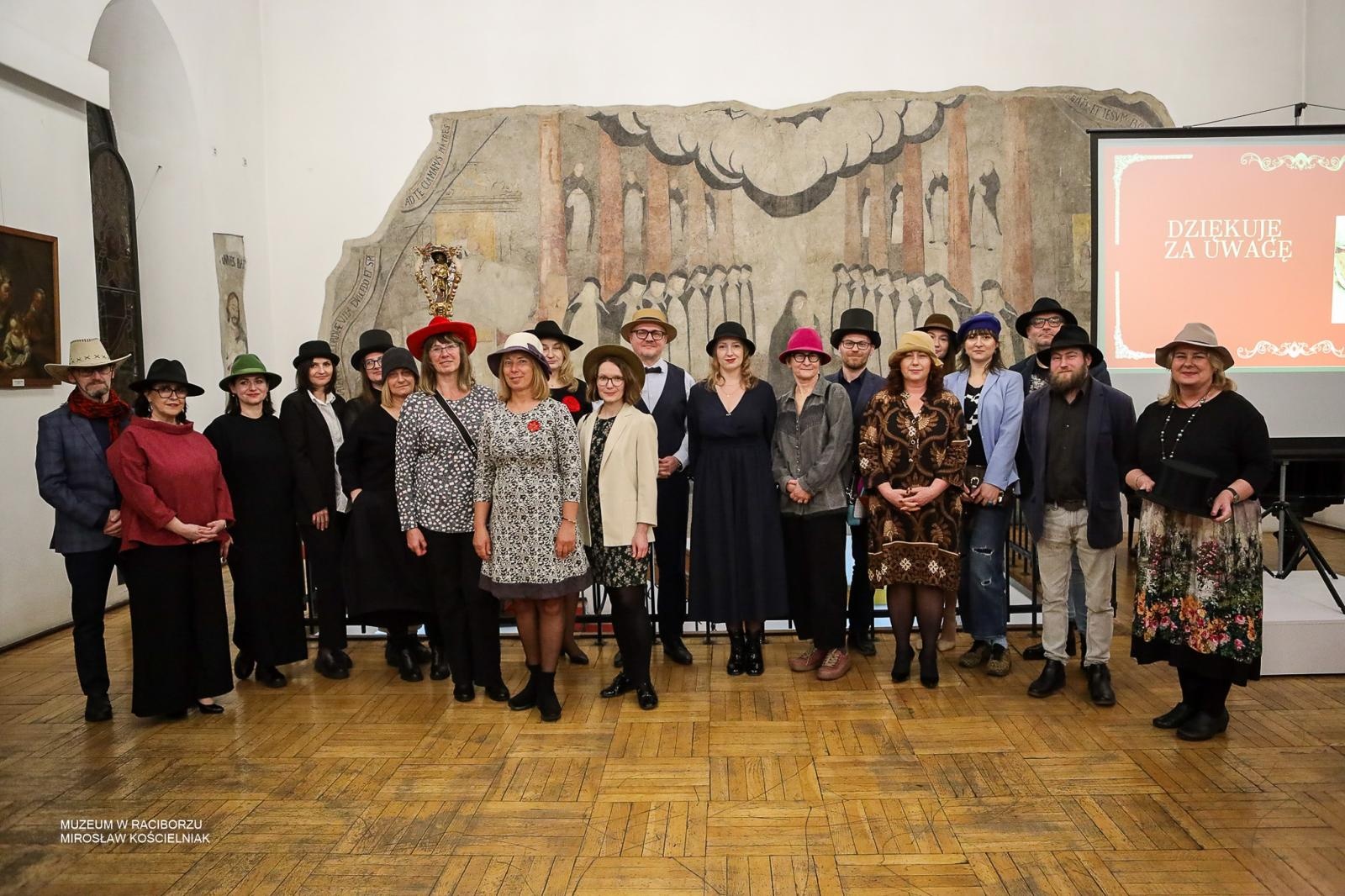 Zdjęcie w galerii na portalu naszraciborz.pl: Parada kapeluszy o historycznej duszy w Muzeum w Raciborzu wiadomości z regionu