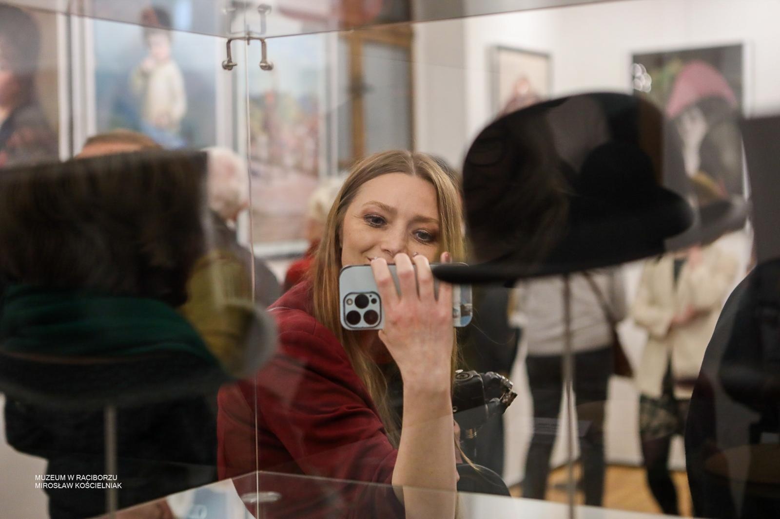 Zdjęcie w galerii na portalu naszraciborz.pl: Parada kapeluszy o historycznej duszy w Muzeum w Raciborzu wiadomości z regionu