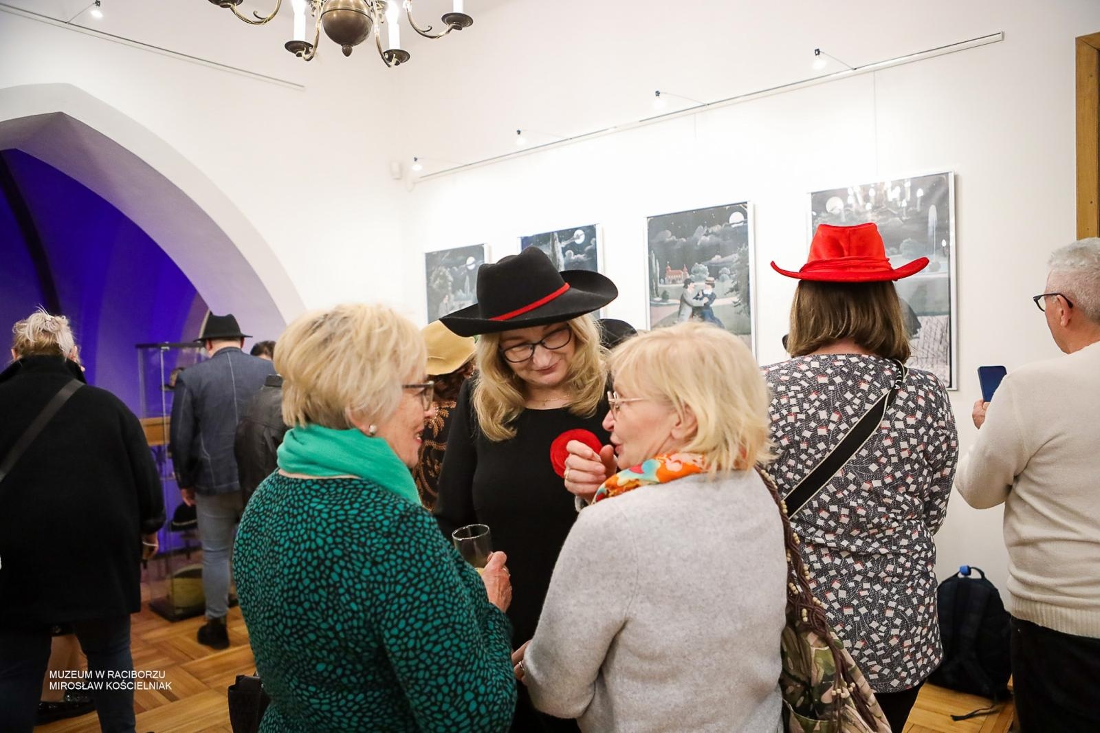 Zdjęcie w galerii na portalu naszraciborz.pl: Parada kapeluszy o historycznej duszy w Muzeum w Raciborzu wiadomości z regionu
