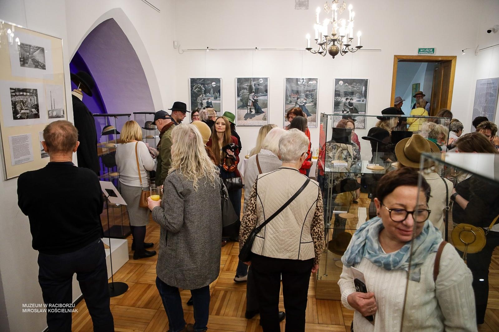Zdjęcie w galerii na portalu naszraciborz.pl: Parada kapeluszy o historycznej duszy w Muzeum w Raciborzu wiadomości z regionu