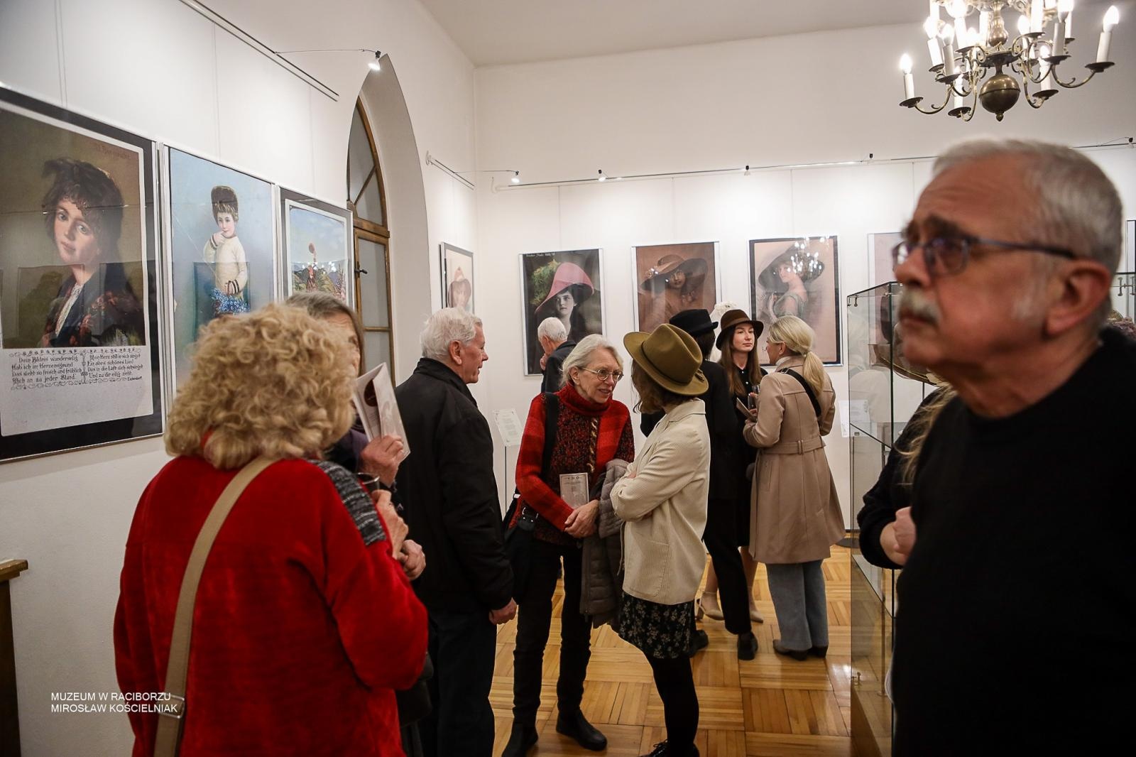 Zdjęcie w galerii na portalu naszraciborz.pl: Parada kapeluszy o historycznej duszy w Muzeum w Raciborzu wiadomości z regionu