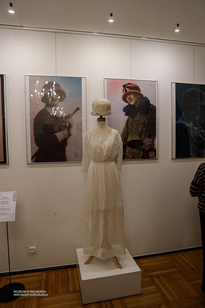 Zdjęcie w galerii na portalu naszraciborz.pl: Parada kapeluszy o historycznej duszy w Muzeum w Raciborzu wiadomości z regionu