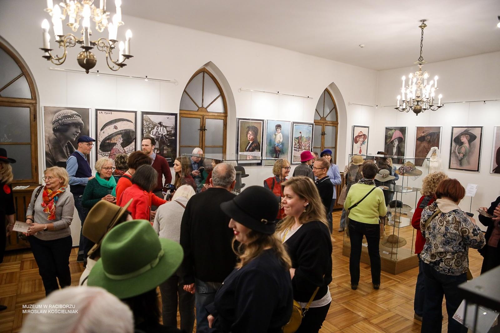 Zdjęcie w galerii na portalu naszraciborz.pl: Parada kapeluszy o historycznej duszy w Muzeum w Raciborzu wiadomości z regionu