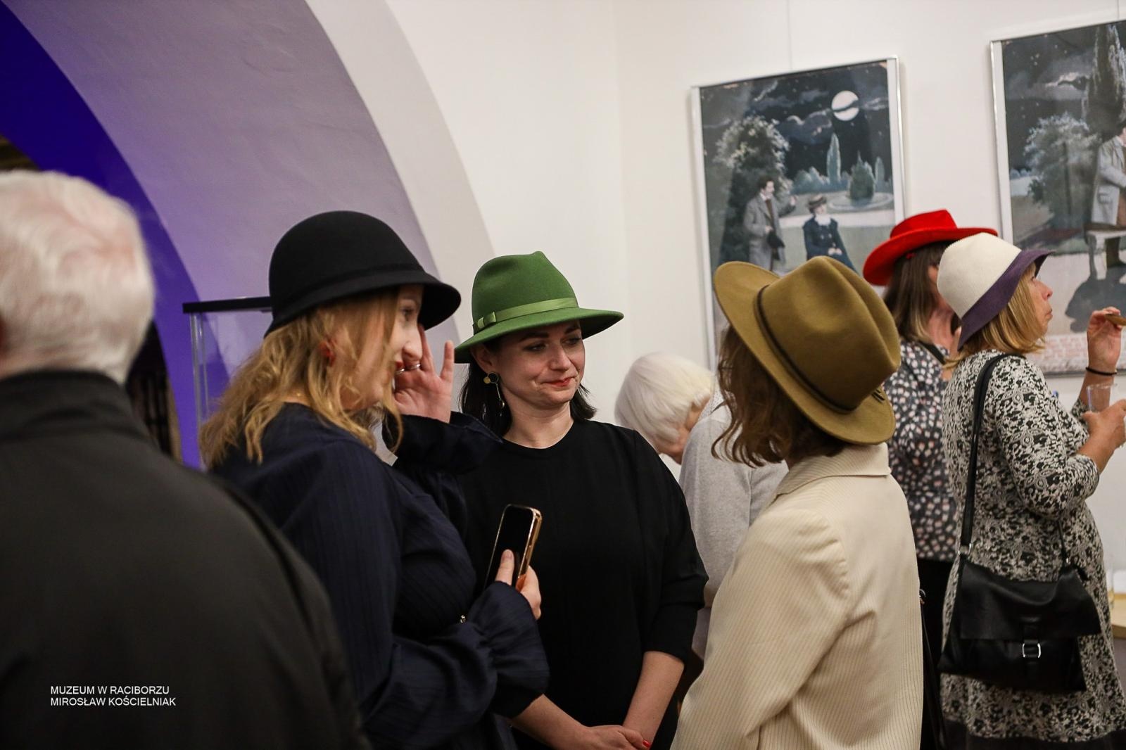 Zdjęcie w galerii na portalu naszraciborz.pl: Parada kapeluszy o historycznej duszy w Muzeum w Raciborzu wiadomości z regionu