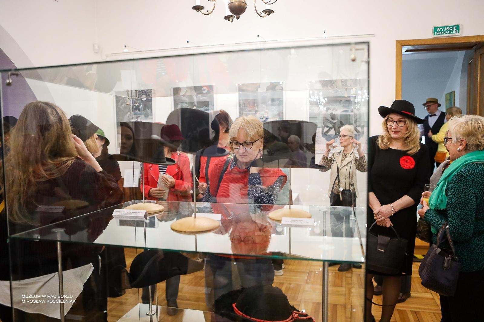 Zdjęcie w galerii na portalu naszraciborz.pl: Parada kapeluszy o historycznej duszy w Muzeum w Raciborzu wiadomości z regionu
