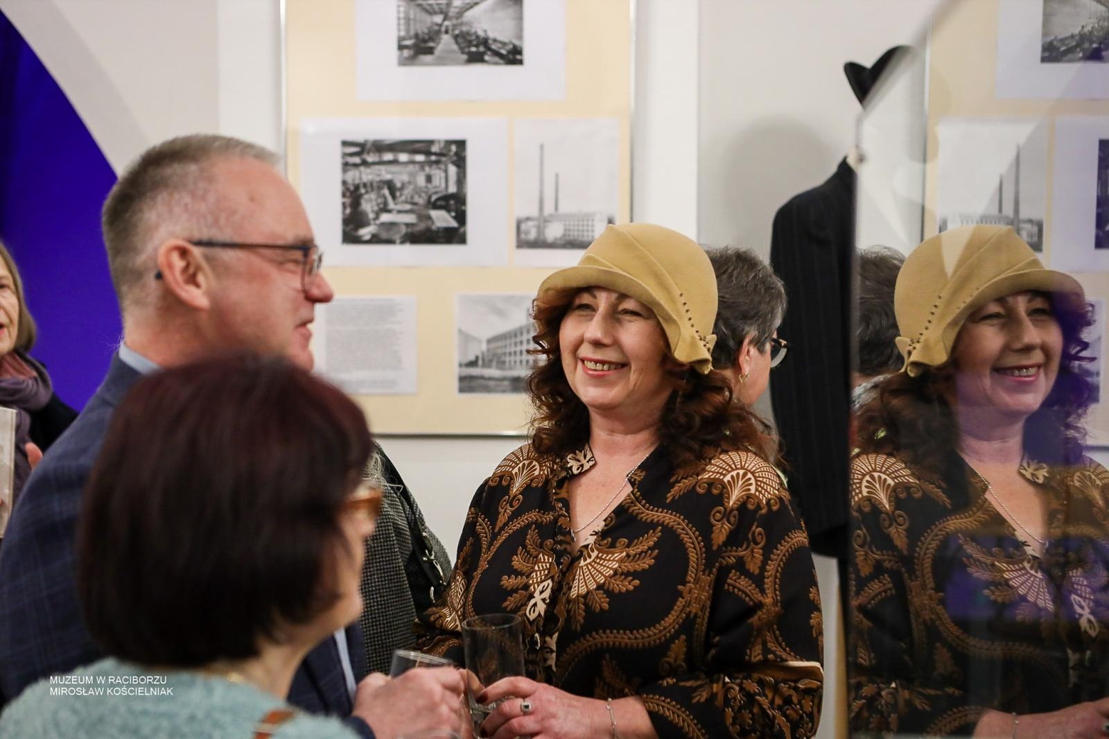 Zdjęcie w galerii na portalu naszraciborz.pl: Parada kapeluszy o historycznej duszy w Muzeum w Raciborzu wiadomości z regionu