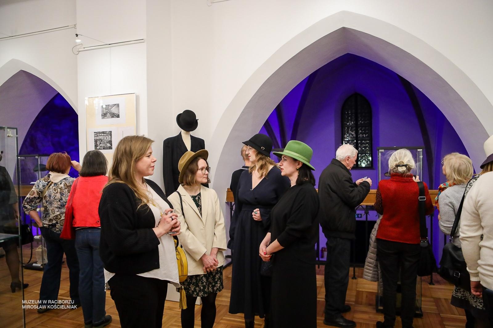 Zdjęcie w galerii na portalu naszraciborz.pl: Parada kapeluszy o historycznej duszy w Muzeum w Raciborzu wiadomości z regionu