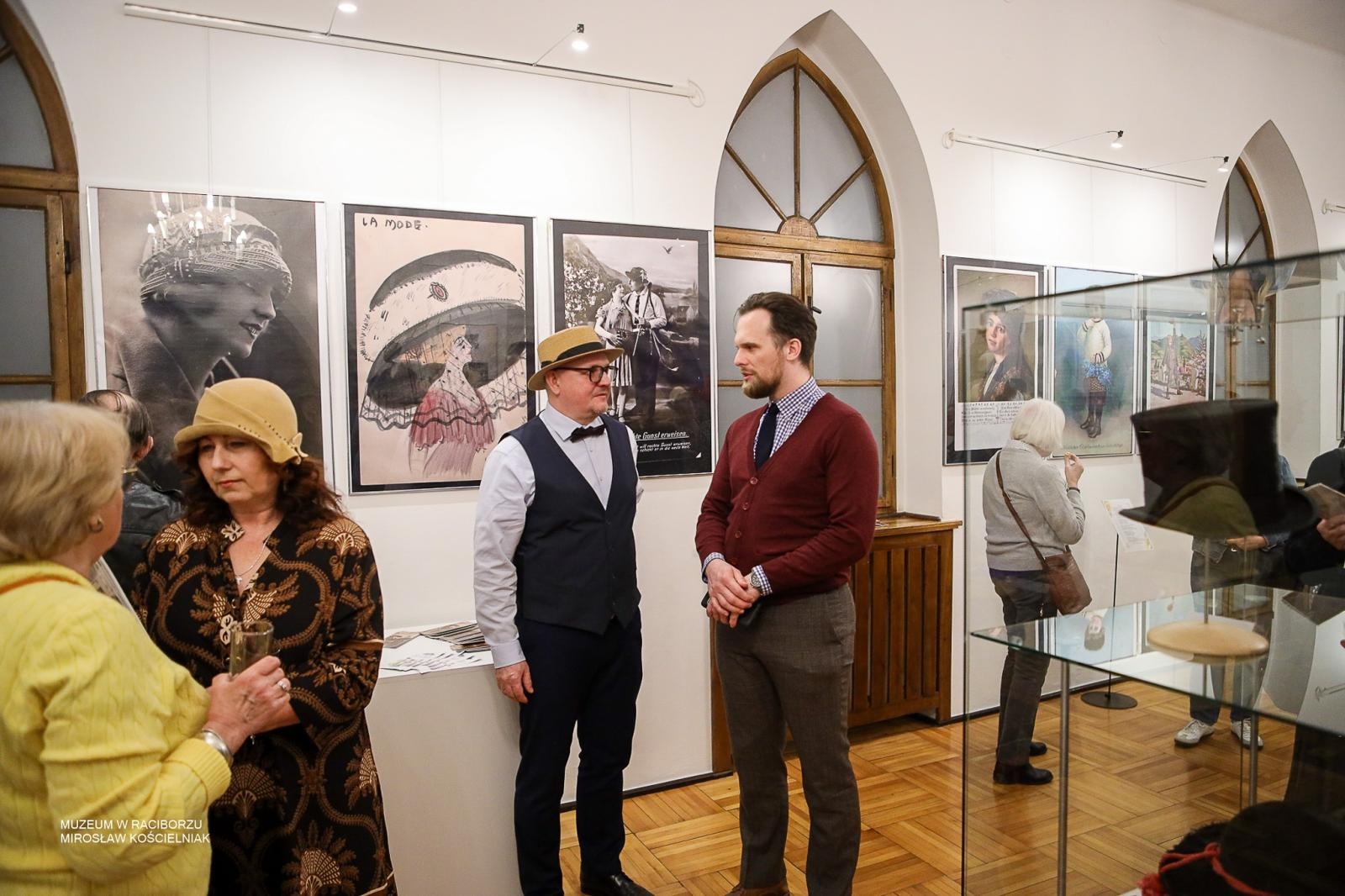 Zdjęcie w galerii na portalu naszraciborz.pl: Parada kapeluszy o historycznej duszy w Muzeum w Raciborzu wiadomości z regionu