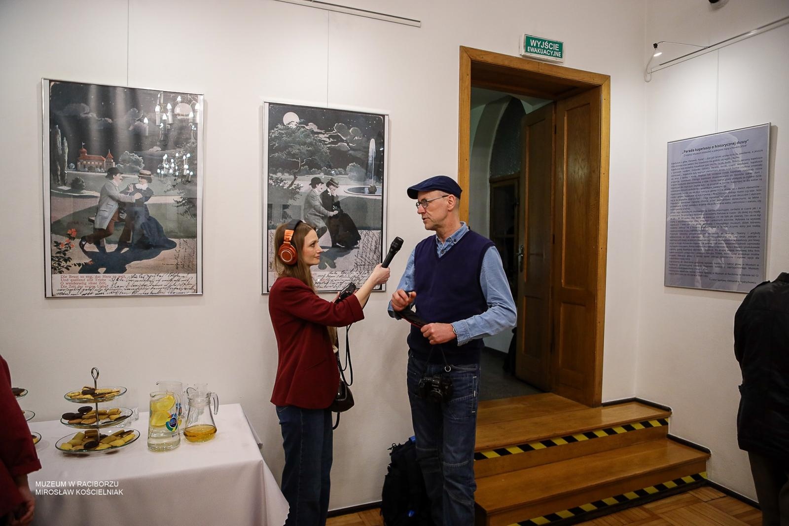 Zdjęcie w galerii na portalu naszraciborz.pl: Parada kapeluszy o historycznej duszy w Muzeum w Raciborzu wiadomości z regionu