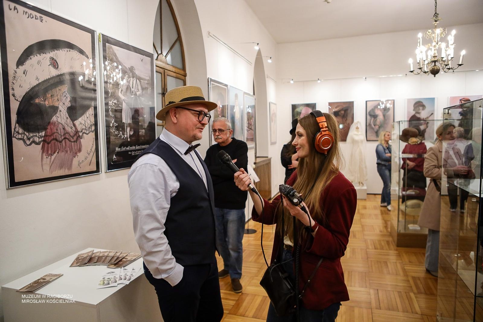 Zdjęcie w galerii na portalu naszraciborz.pl: Parada kapeluszy o historycznej duszy w Muzeum w Raciborzu wiadomości z regionu