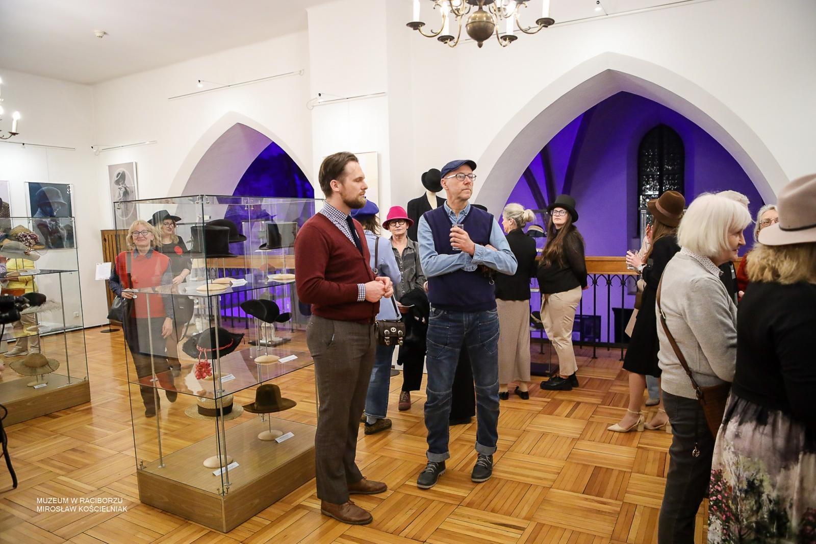 Zdjęcie w galerii na portalu naszraciborz.pl: Parada kapeluszy o historycznej duszy w Muzeum w Raciborzu wiadomości z regionu