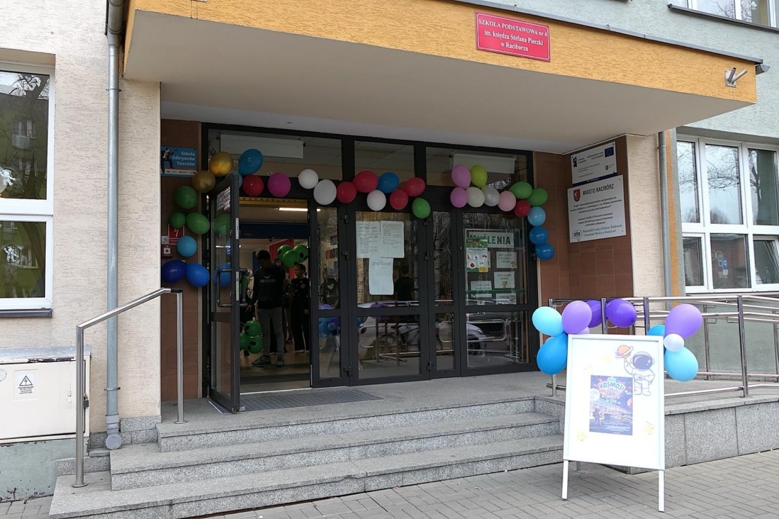 Zdjęcie w galerii na portalu naszraciborz.pl: Ale kosmos! – szkoła zamieniła się w galaktykę atrakcji podczas Dnia Otwartego w SP4 wiadomości z regionu