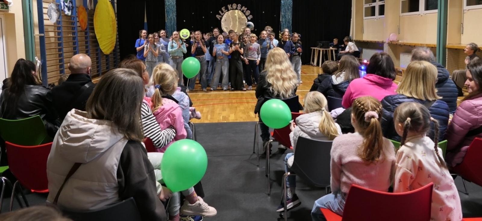 Zdjęcie w galerii na portalu naszraciborz.pl: Ale kosmos! – szkoła zamieniła się w galaktykę atrakcji podczas Dnia Otwartego w SP4 wiadomości z regionu