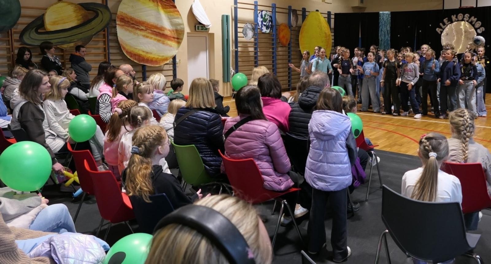 Zdjęcie w galerii na portalu naszraciborz.pl: Ale kosmos! – szkoła zamieniła się w galaktykę atrakcji podczas Dnia Otwartego w SP4 wiadomości z regionu