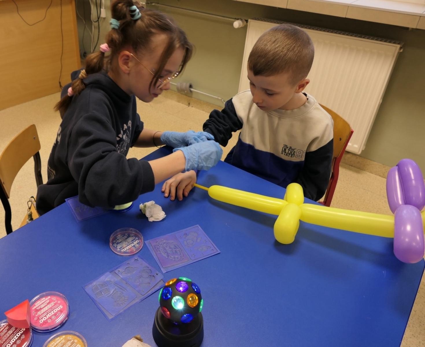 Zdjęcie w galerii na portalu naszraciborz.pl: Ale kosmos! – szkoła zamieniła się w galaktykę atrakcji podczas Dnia Otwartego w SP4 wiadomości z regionu