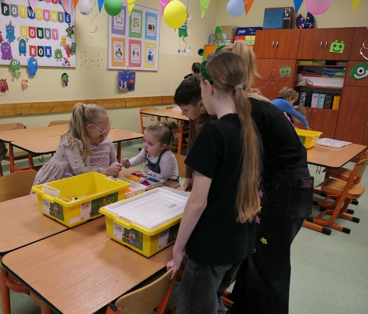 Zdjęcie w galerii na portalu naszraciborz.pl: Ale kosmos! – szkoła zamieniła się w galaktykę atrakcji podczas Dnia Otwartego w SP4 wiadomości z regionu