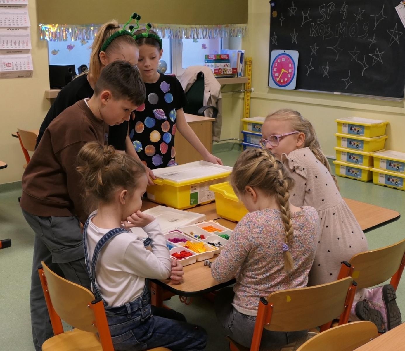 Zdjęcie w galerii na portalu naszraciborz.pl: Ale kosmos! – szkoła zamieniła się w galaktykę atrakcji podczas Dnia Otwartego w SP4 wiadomości z regionu