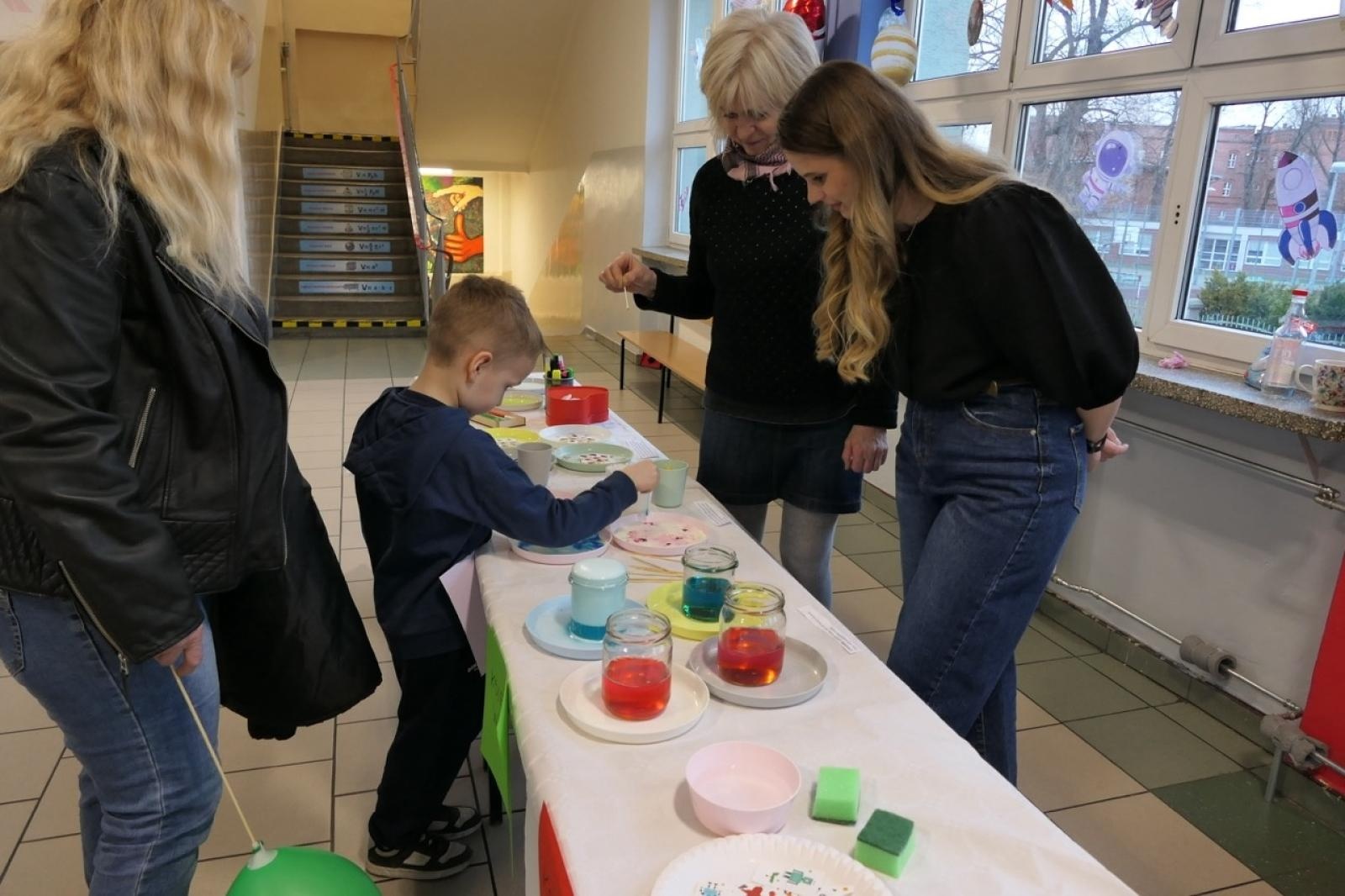 Zdjęcie w galerii na portalu naszraciborz.pl: Ale kosmos! – szkoła zamieniła się w galaktykę atrakcji podczas Dnia Otwartego w SP4 wiadomości z regionu