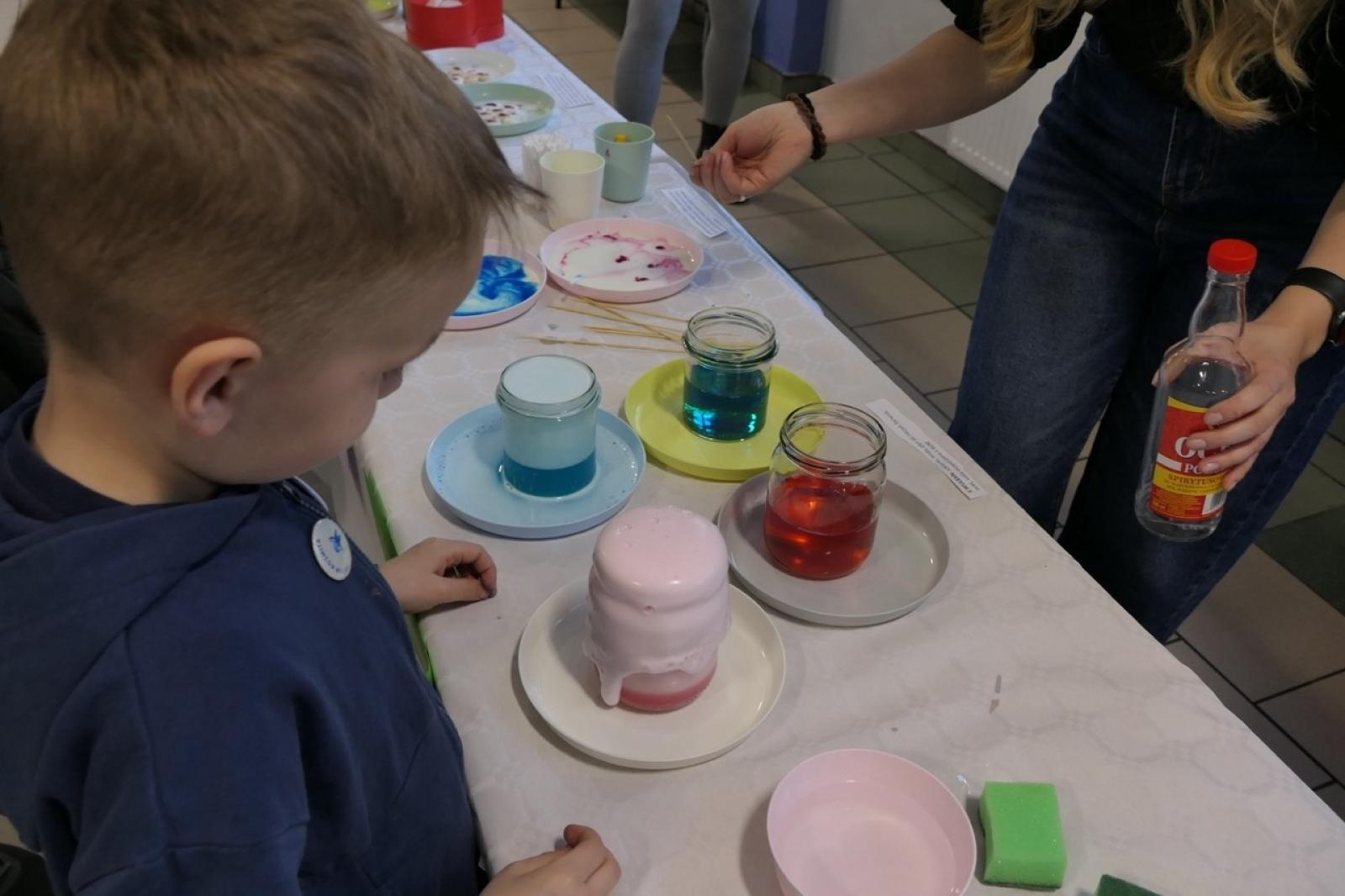 Zdjęcie w galerii na portalu naszraciborz.pl: Ale kosmos! – szkoła zamieniła się w galaktykę atrakcji podczas Dnia Otwartego w SP4 wiadomości z regionu