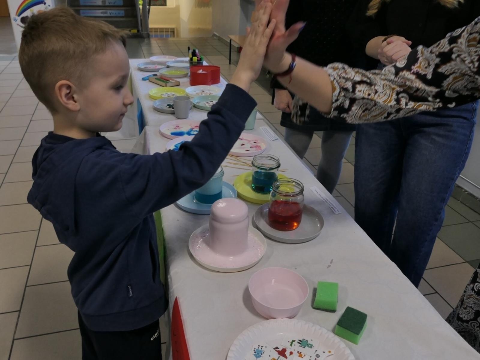 Zdjęcie w galerii na portalu naszraciborz.pl: Ale kosmos! – szkoła zamieniła się w galaktykę atrakcji podczas Dnia Otwartego w SP4 wiadomości z regionu
