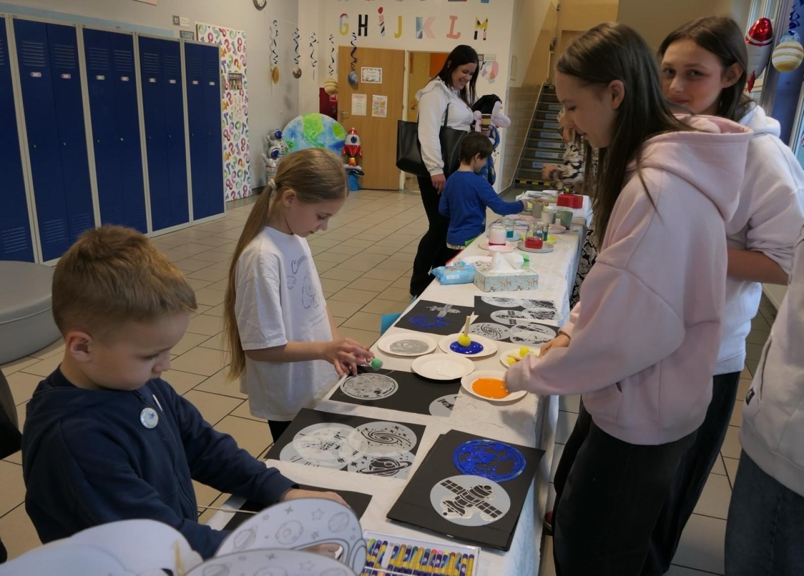 Zdjęcie w galerii na portalu naszraciborz.pl: Ale kosmos! – szkoła zamieniła się w galaktykę atrakcji podczas Dnia Otwartego w SP4 wiadomości z regionu