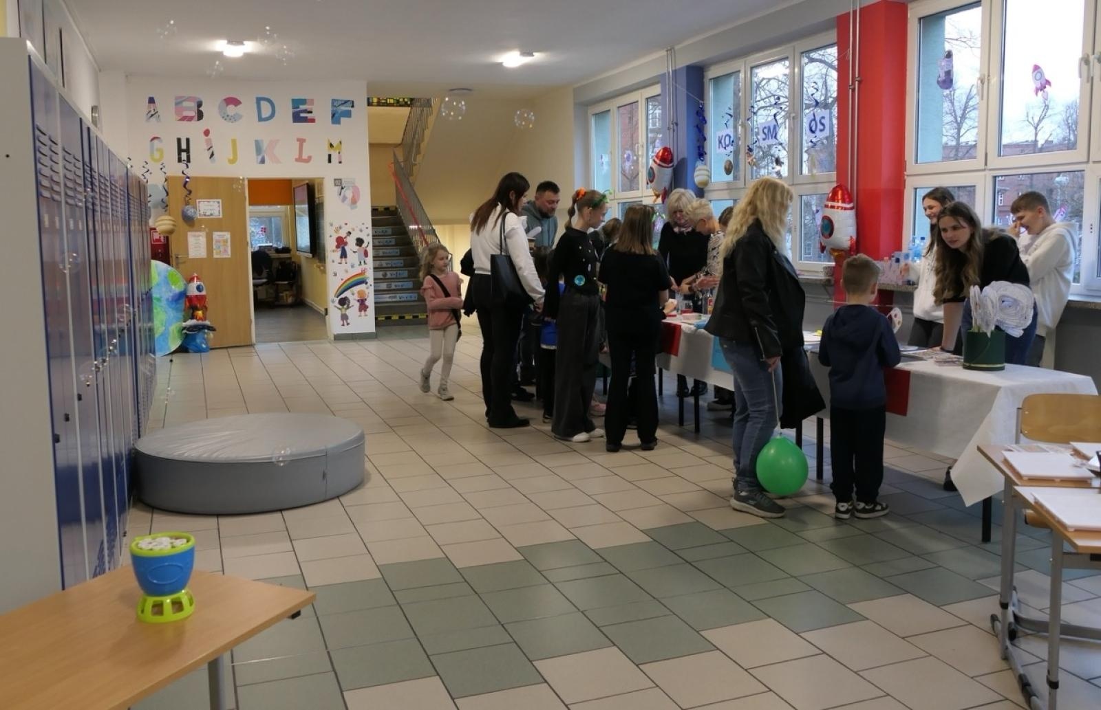 Zdjęcie w galerii na portalu naszraciborz.pl: Ale kosmos! – szkoła zamieniła się w galaktykę atrakcji podczas Dnia Otwartego w SP4 wiadomości z regionu