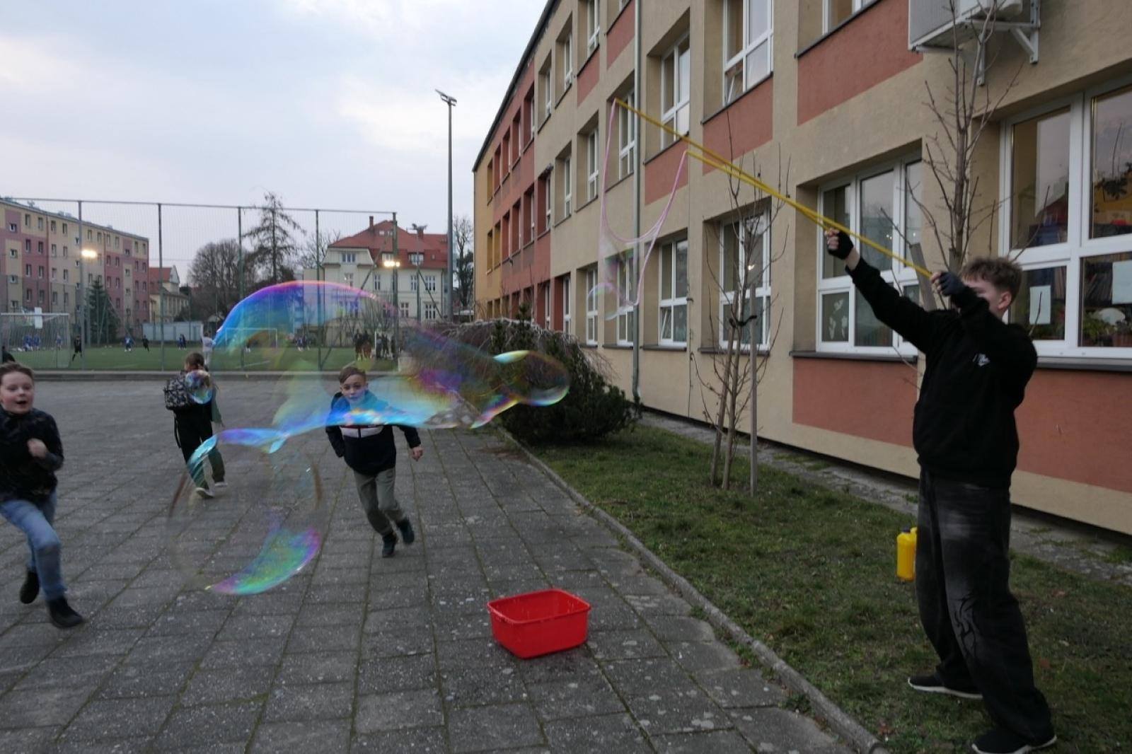 Zdjęcie w galerii na portalu naszraciborz.pl: Ale kosmos! – szkoła zamieniła się w galaktykę atrakcji podczas Dnia Otwartego w SP4 wiadomości z regionu