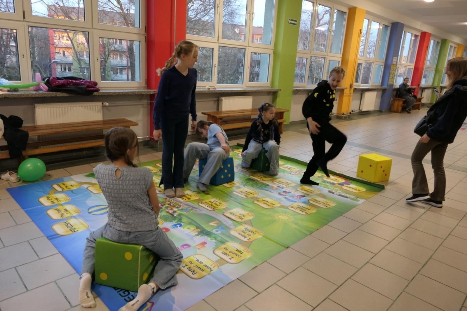 Zdjęcie w galerii na portalu naszraciborz.pl: Ale kosmos! – szkoła zamieniła się w galaktykę atrakcji podczas Dnia Otwartego w SP4 wiadomości z regionu