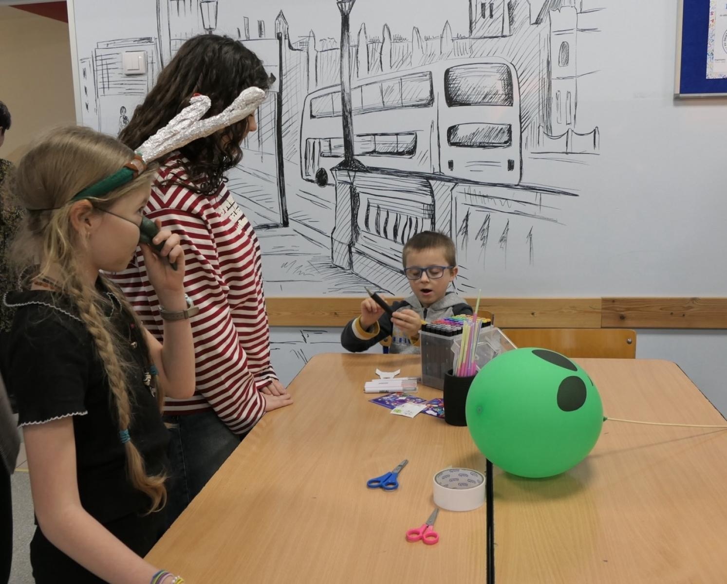 Zdjęcie w galerii na portalu naszraciborz.pl: Ale kosmos! – szkoła zamieniła się w galaktykę atrakcji podczas Dnia Otwartego w SP4 wiadomości z regionu