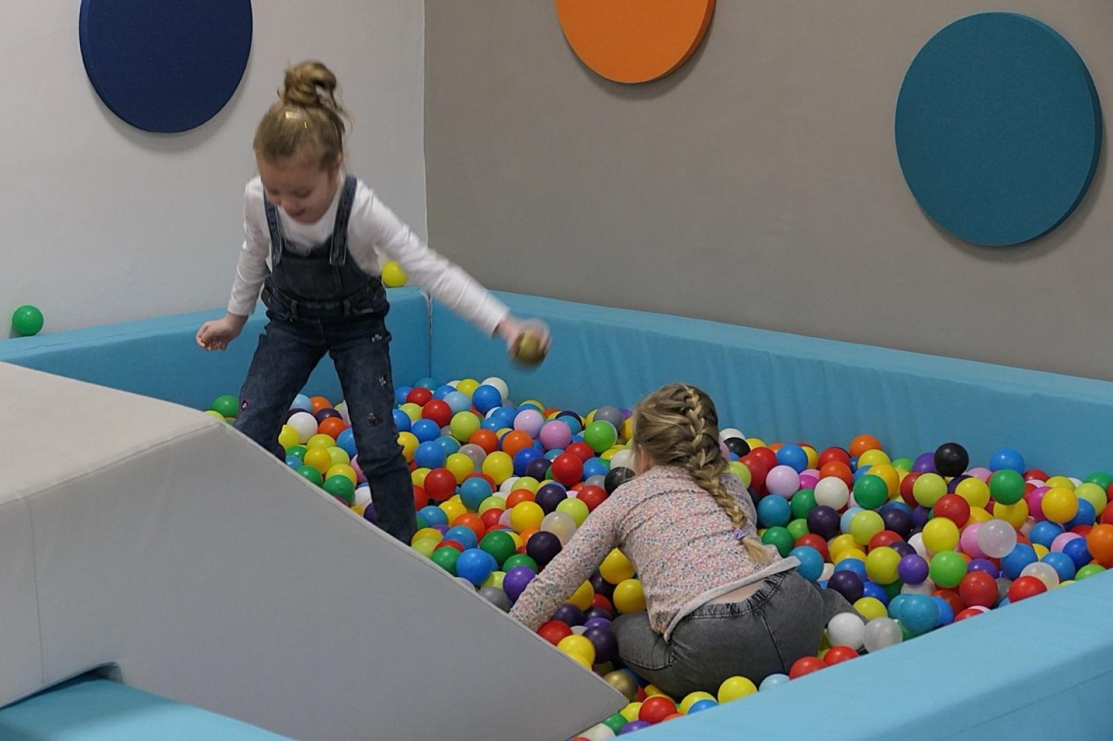 Zdjęcie w galerii na portalu naszraciborz.pl: Ale kosmos! – szkoła zamieniła się w galaktykę atrakcji podczas Dnia Otwartego w SP4 wiadomości z regionu