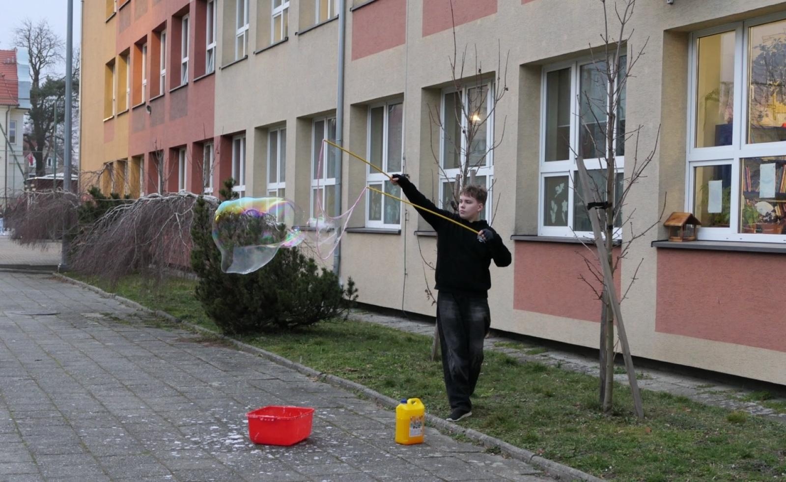 Zdjęcie w galerii na portalu naszraciborz.pl: Ale kosmos! – szkoła zamieniła się w galaktykę atrakcji podczas Dnia Otwartego w SP4 wiadomości z regionu