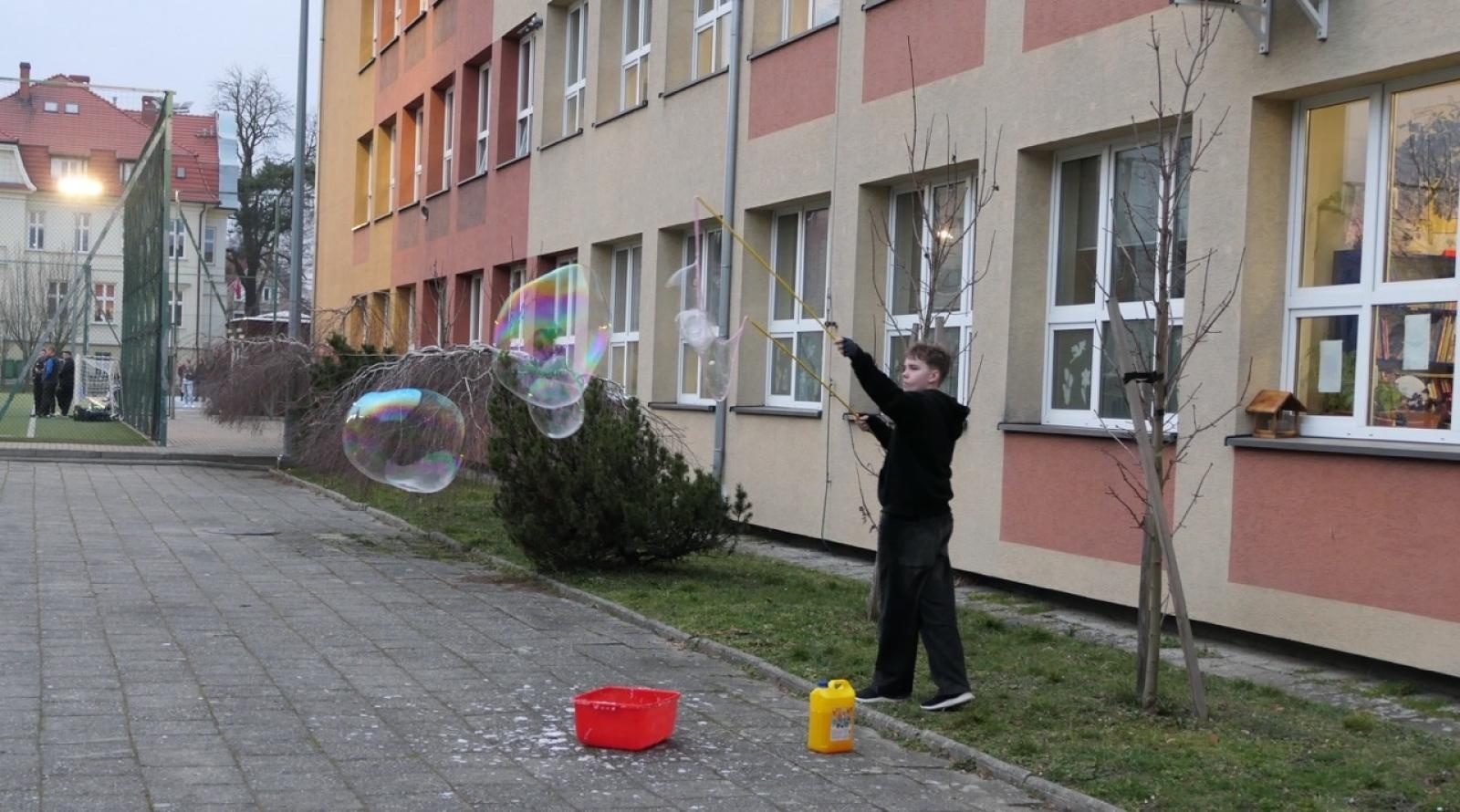 Zdjęcie w galerii na portalu naszraciborz.pl: Ale kosmos! – szkoła zamieniła się w galaktykę atrakcji podczas Dnia Otwartego w SP4 wiadomości z regionu
